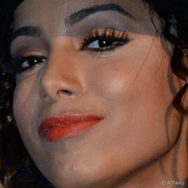 Anitta combinou sombra e batom alaranjados para sua fantasia de Michael Jackson